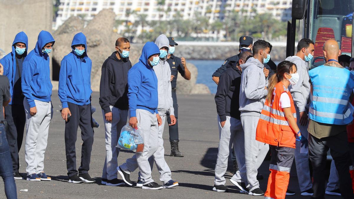 Inmigrantes magrebíes en el puerto de Arguineguín.