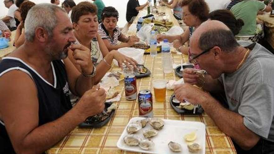 Los comensales degustan ostras en Noalla.  // Muñiz