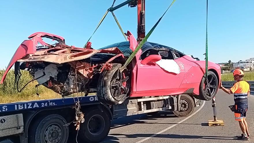 Así ha sido el rescate del Ferrari, que se salió de la carretera en Ibiza
