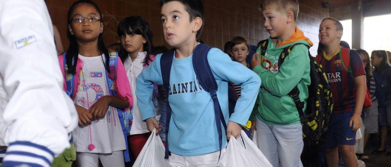 Un niño lleva el material para la vuelta a las aulas, en una imagen de archivo. |  // BERNABÉ/JAVIER LALÍN