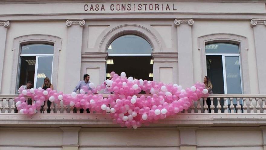 Los globos, ya en el balcón del consistorio alfafarenc.