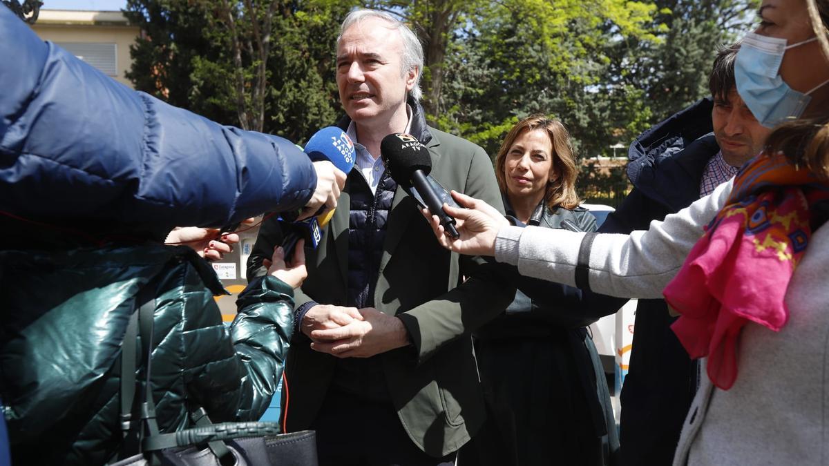 Jorge Azcón, en el canutazo de este jueves junto a la plaza de toros de La Misericordia.