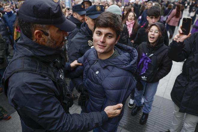 Vito Quiles acusa a Sánchez de orquestar una "cacería judicial" por preguntar a Begoña Gómez
