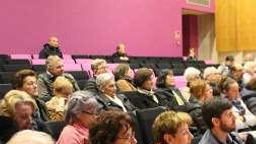 Voluntarios de Cáritas Asturias, ayer, en Pola de Siero.