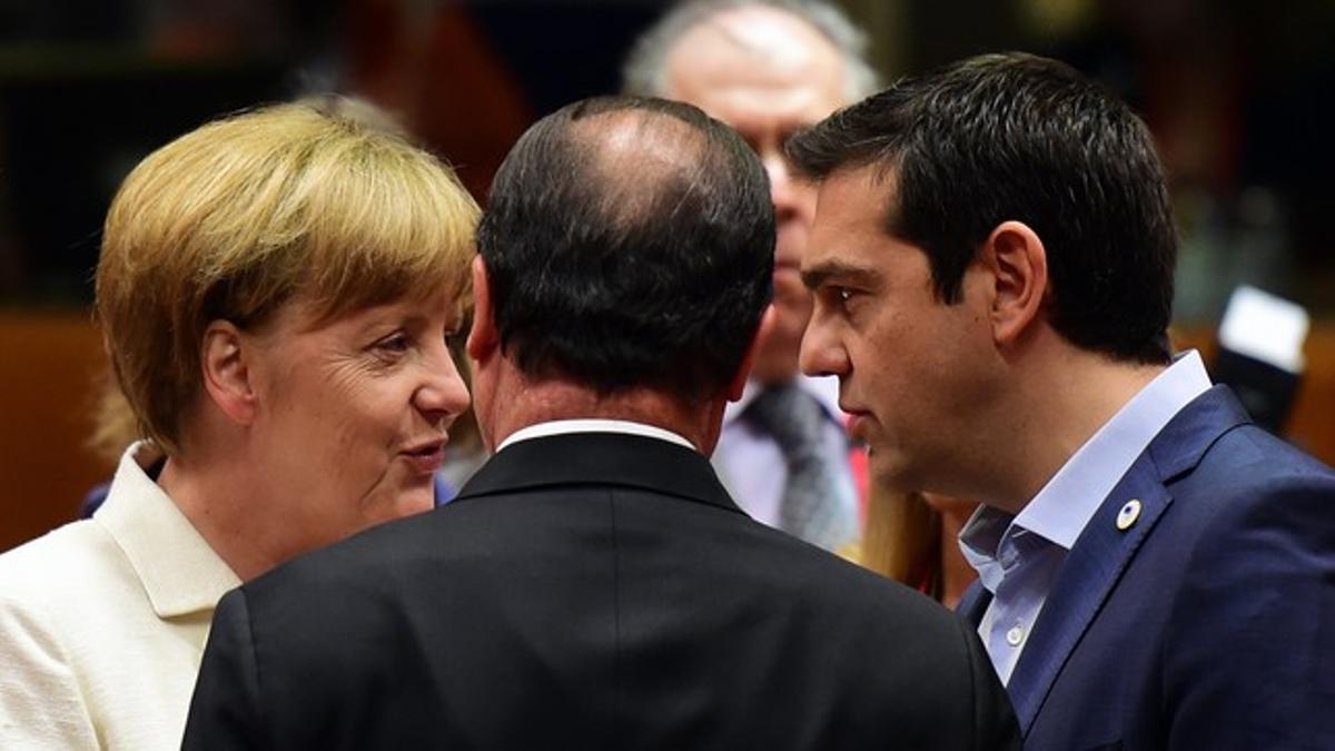 Merkel, Hollande y Tsipras charlando antes del inicio de la cumbre de los líderes de la eurozona este domingo.