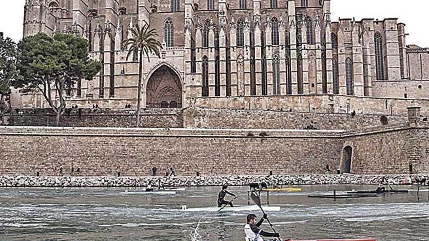 PiragÃ¼istas, ayer, con la catedral al fondo.