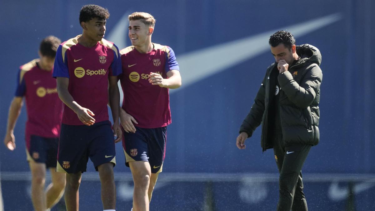 Lamine Yamal charla con Fermín ante un pensativo Xavi en el último entrenamiento del Barça antes de jugar en Montilivi contra el Girona.