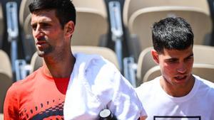 Novak Djokovic y Carlos Alcaraz, en un entrenamiento en las instalaciones de Roland Garros.