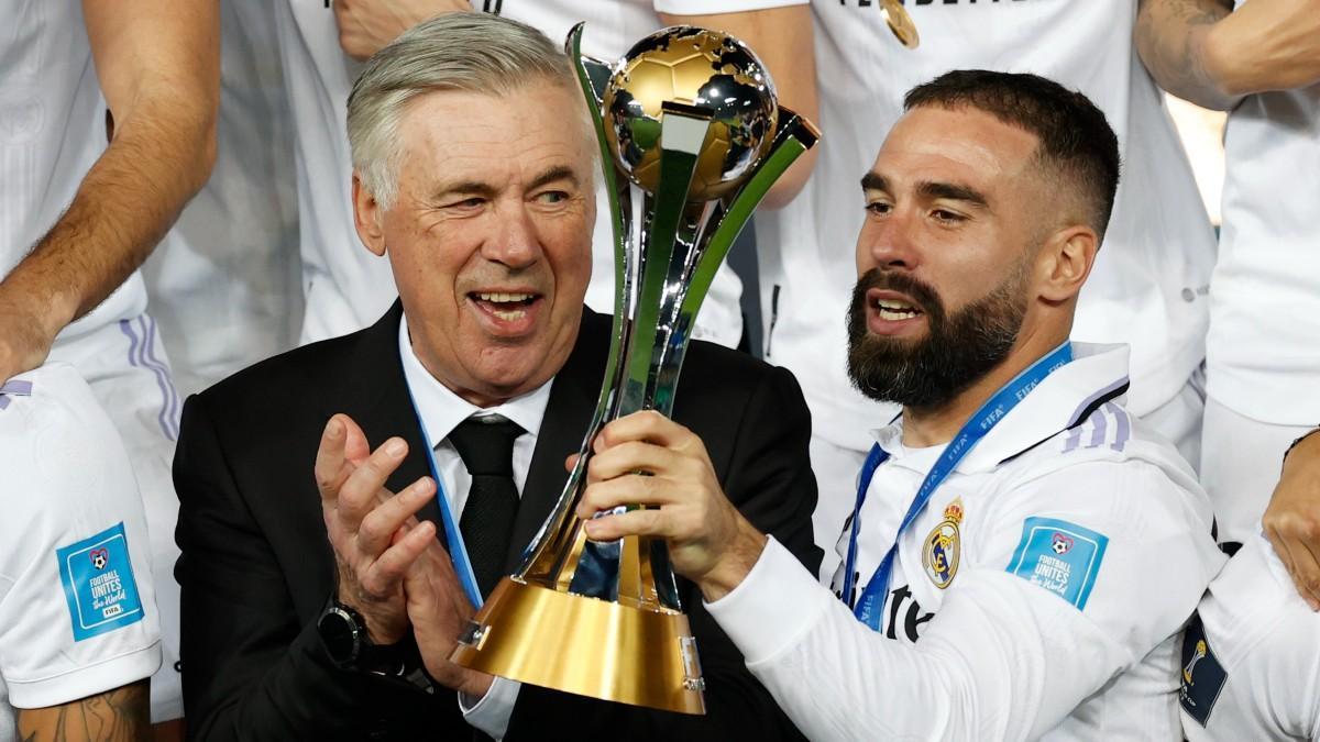 Carlo Ancelotti y Dani Carvajal con el Mundial de Clubes