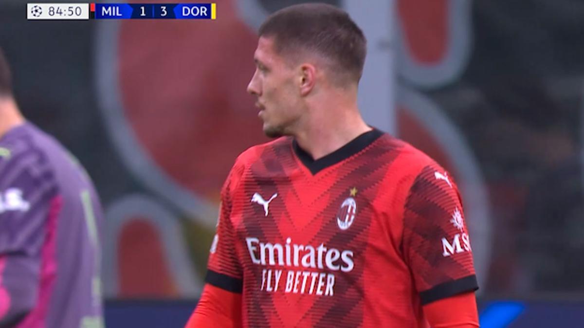 Milan - Borussia Dortmund | El palo de Jovic