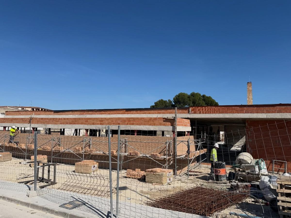 Operarios trabajando en la obra del centro de día de Albaida.
