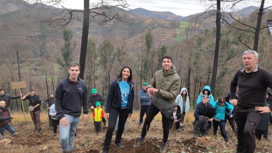 En imágenes: Setienes reforesta el trazado quemado del Trail del Tamburiello