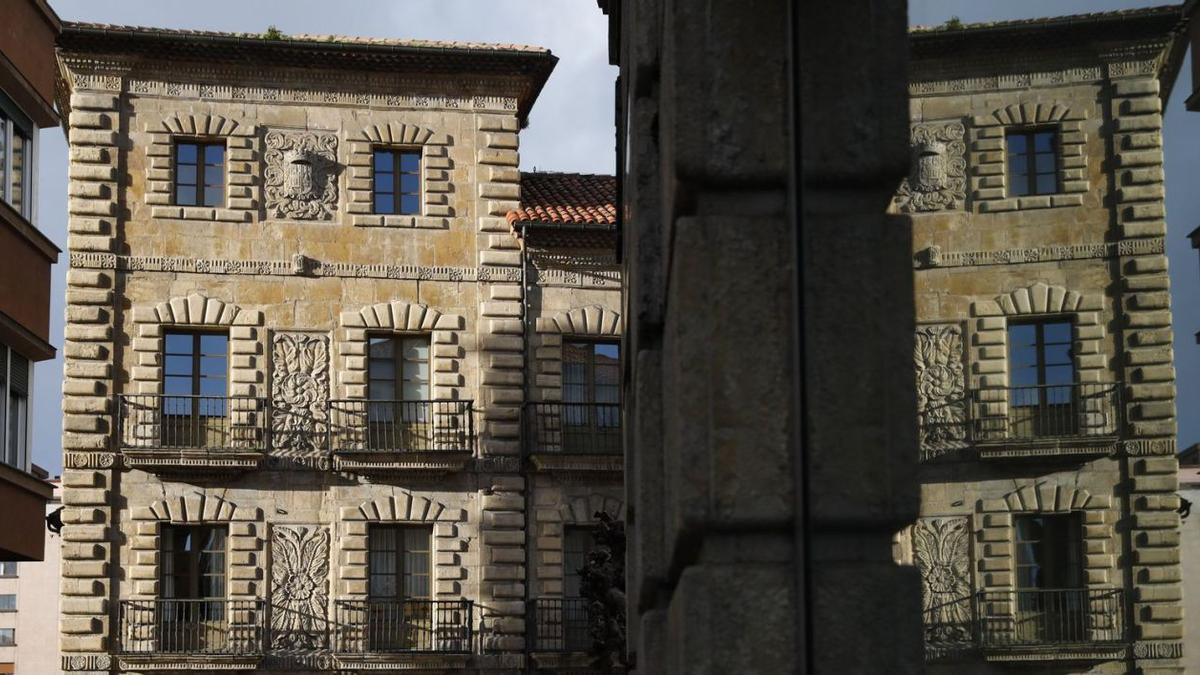 El palacio de Camposagrado de Avilés, visto desde  la calle  La Fruta. | MARA VILLAMUZA