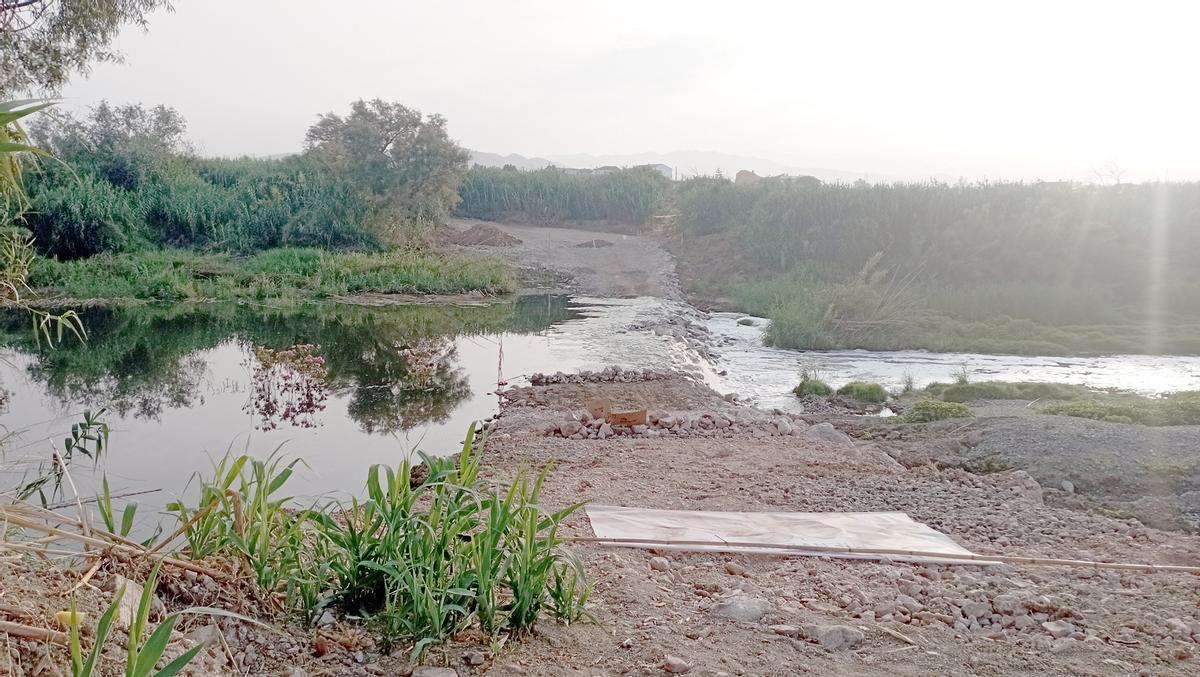 Rampa para camiones en el río Guadalhorce, en la orilla de la Vega de Mestanza.
