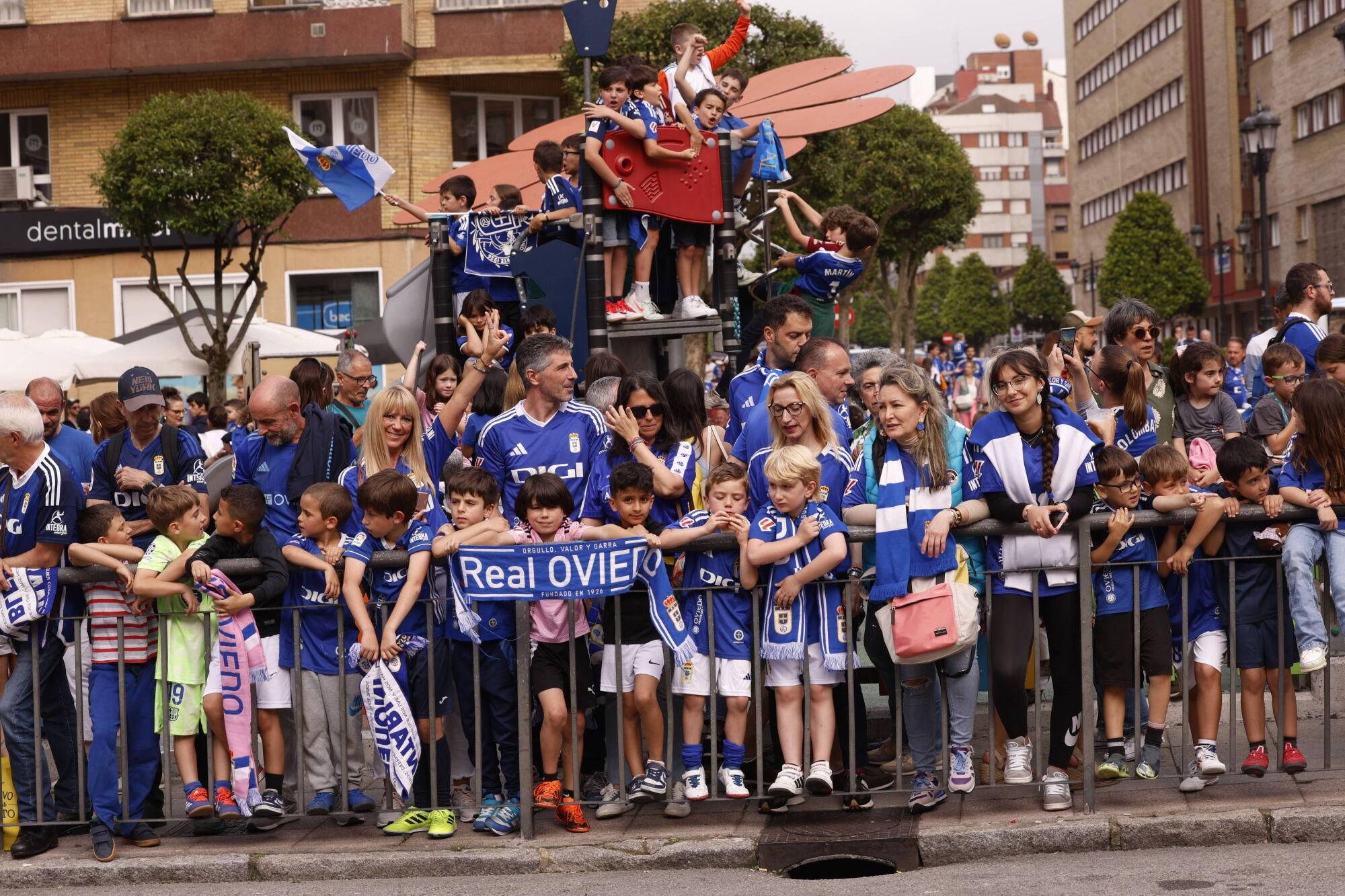 EN IMÁGENES: Espectacular recibimiento de la afición del Oviedo a su equipo antes de la vuelta por el ascenso contra el Almería