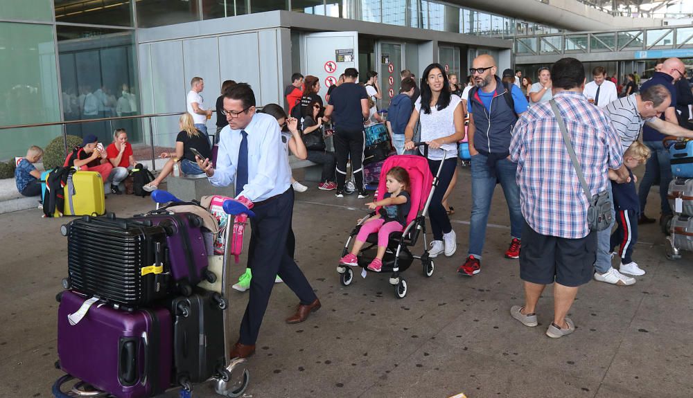 El aeropuerto de la Costa del Sol opera este fin de semana más de 2.000 vuelos que transportan a miles de turistas en el inicio o el fin de sus vacaciones de verano