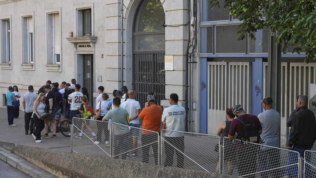 Cues a l’edifici que acull l’oficina d’estrangeria de Girona.