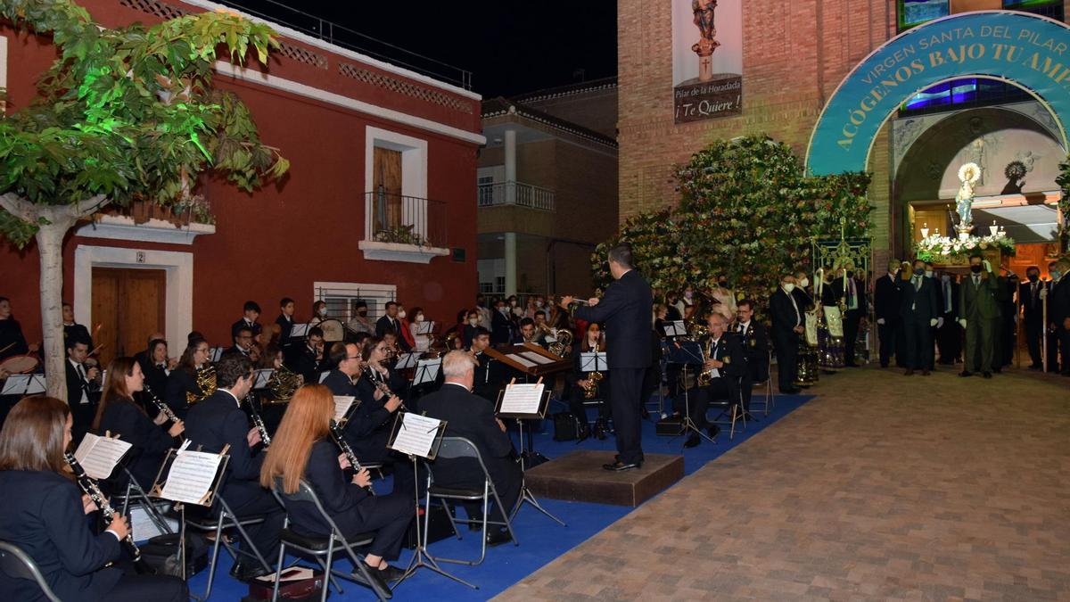 Intepretación de la banda de música en el acto al aire libre que sustituyó a la porocesión en la Virgen del Pilar de Pilar de la Horadada