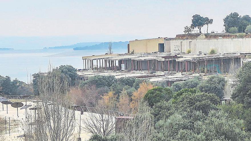 Esqueleto del que iba a ser el segundo hotel del complejo, junto a la playa.