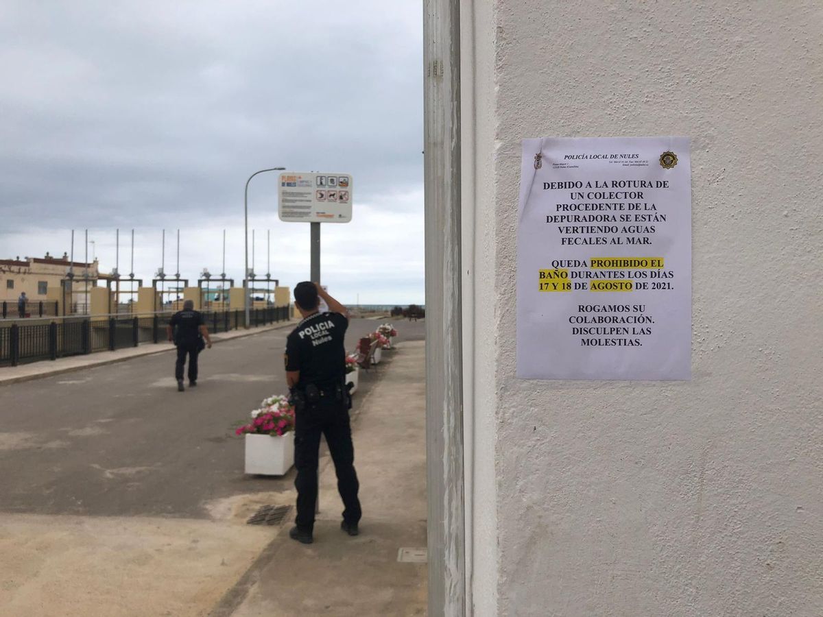 Cartel explicando el motivo del cierre de la playa