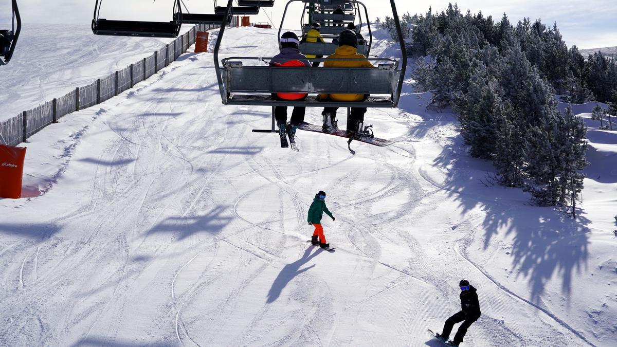 Esquiadors a l&#039;estació d&#039;esquí de la Molina