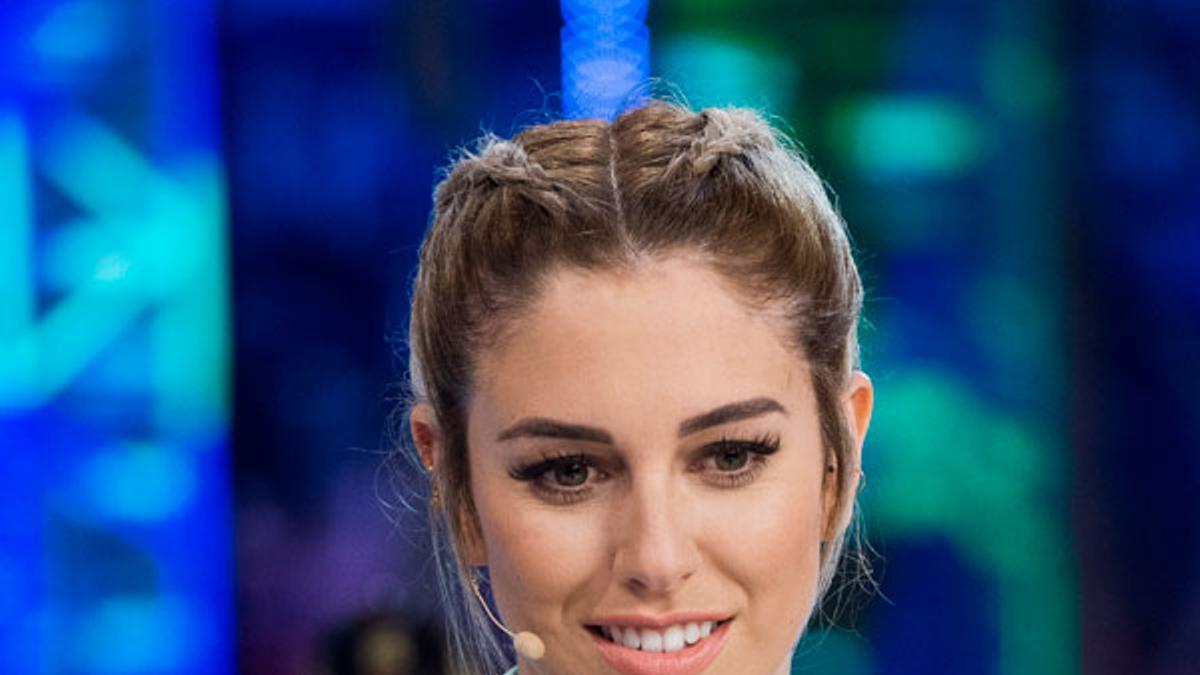 El recogido con trenzas de Blanca Suárez en 'El Hormiguero' con vestido calado azul