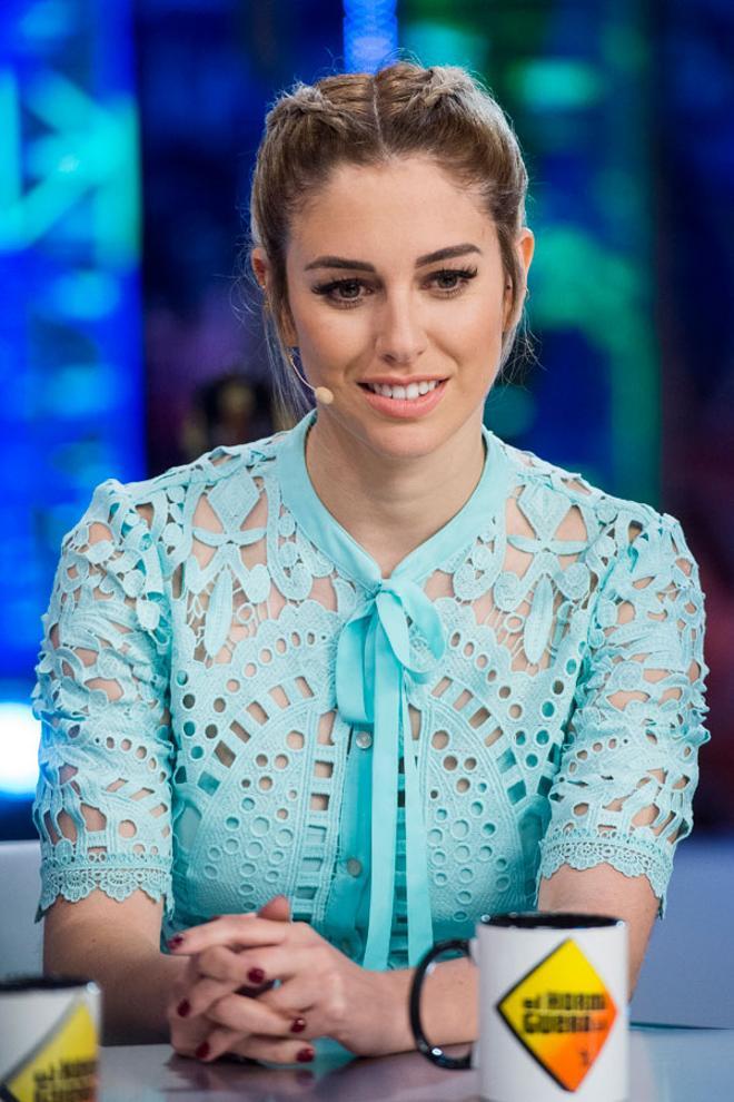 El recogido con trenzas de Blanca Suárez en 'El Hormiguero' con vestido calado azul