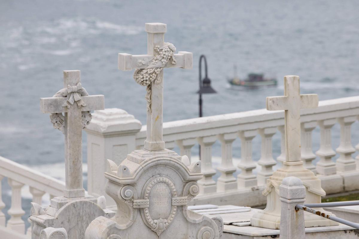 Vista al mar Cantábrico desde el cementerio de Luarca.
