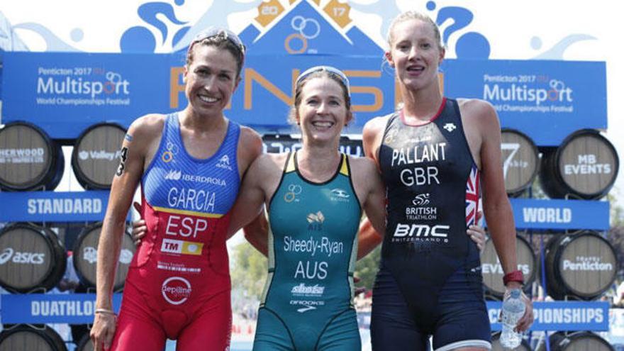 Mavi García, a la izquierda, con la campeona del mundo y la tercera clasificada.