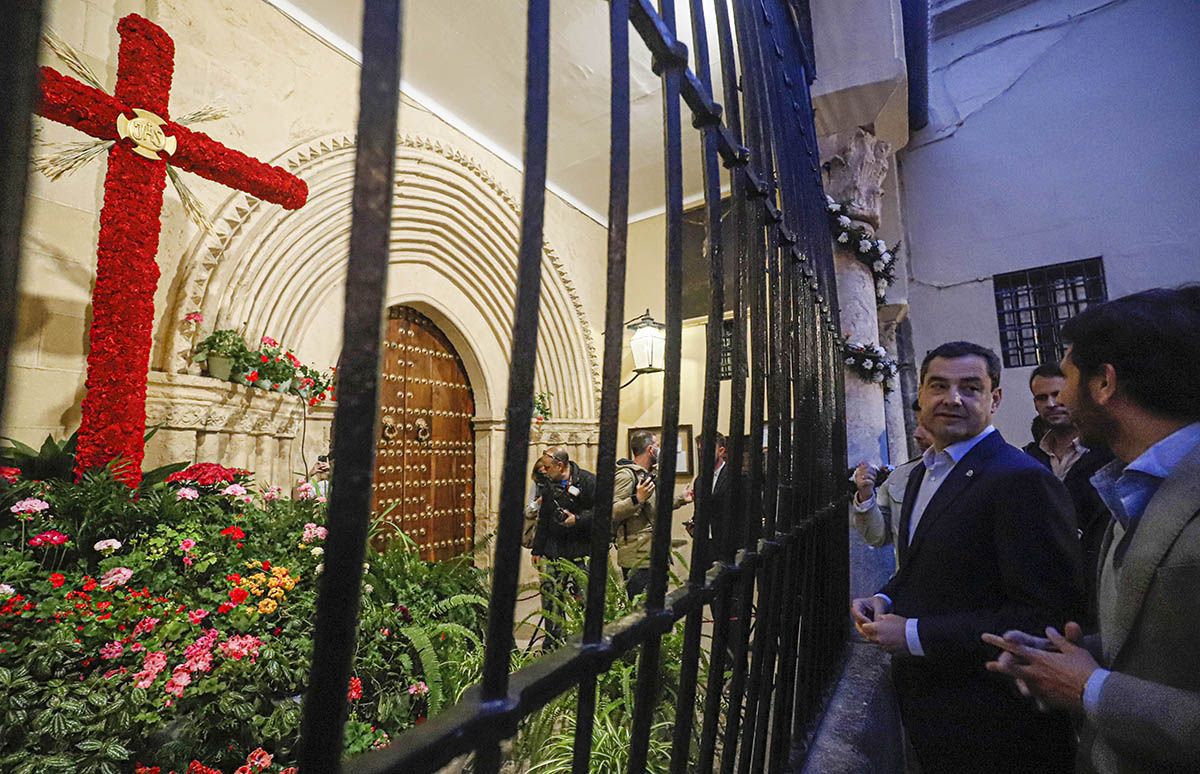 Las Cruces de Mayo vuelven a Córdoba con lluvia, Juanma Moreno y buen ambiente