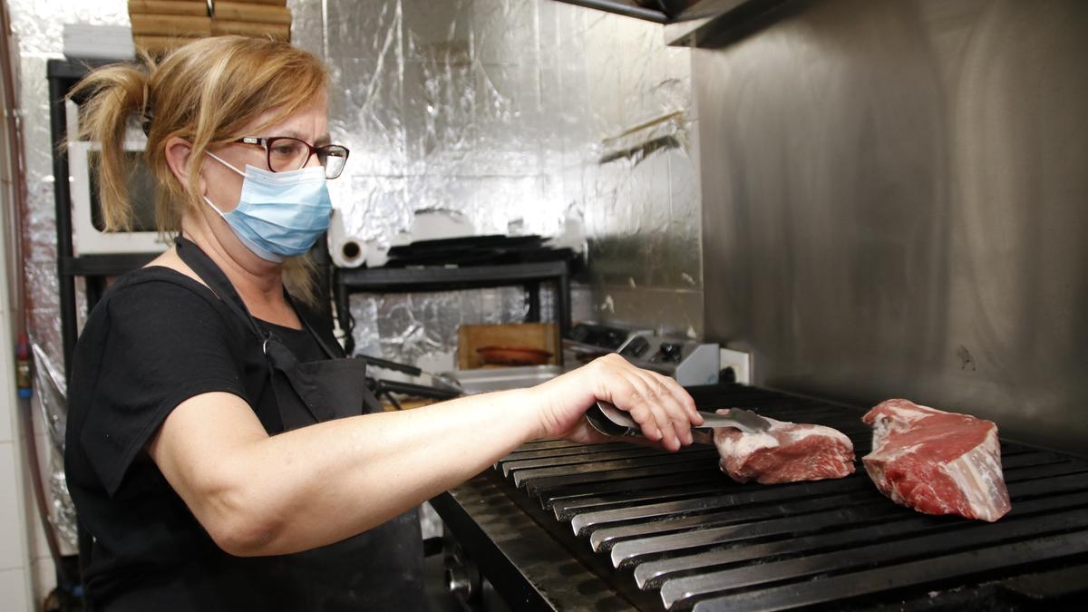 Macarena de Alba prepara un sabroso chuletón.