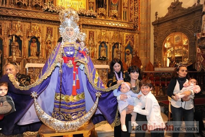 Los niños pasan por el manto de la Fuensanta