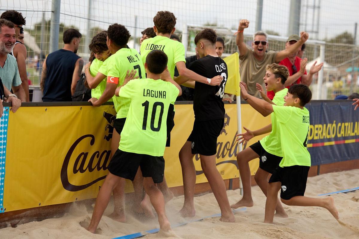 Un equip formatiu del Roses Platja celebra una victòria.