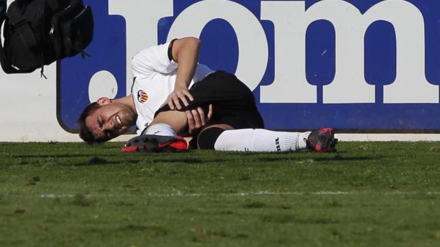 Paco Alcácer el domingo cuando se retorcía de dolor res caer lesionado en un partido del Mestalla