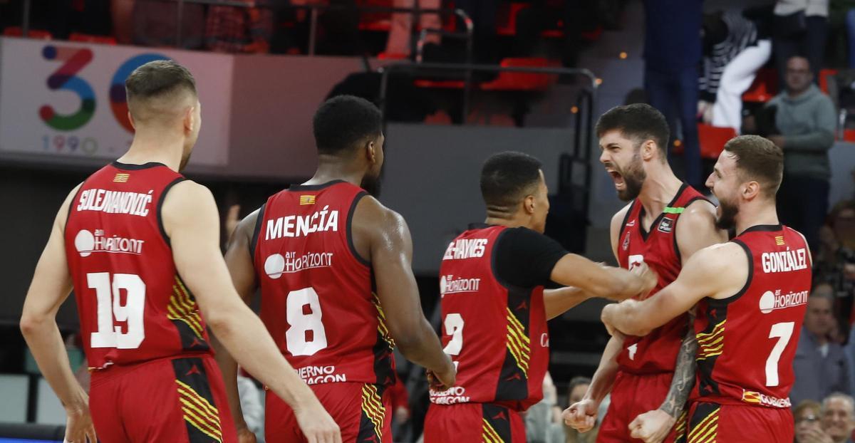Sulejmanovic, Mencía, Bell-Haynes y González felicitan a un eufórico Yusta tras su canasta ganadora.