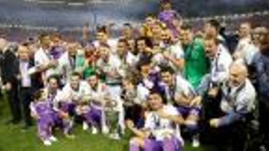 Tècnics i jugadors del Reial Madrid, entre els quals el lloretenc Rubén Yáñez, celebren el títol sobre la gespa, ahir a Cardiff.