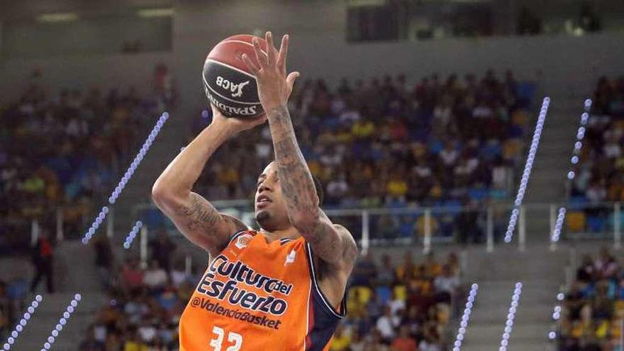 Green, base del Valencia, salta a canasta entre dos defensas del Unicaja.