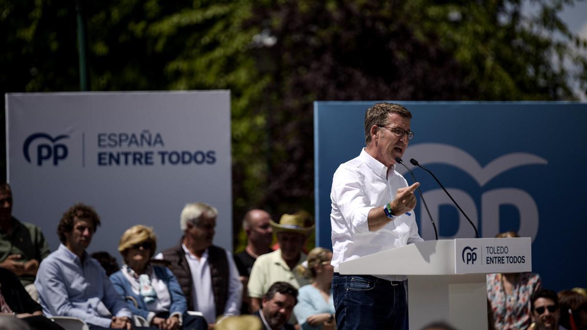 El presidente nacional del PP, Alberto Núñez Feijóo, interviene en un acto del Partido Popular en Toledo.
