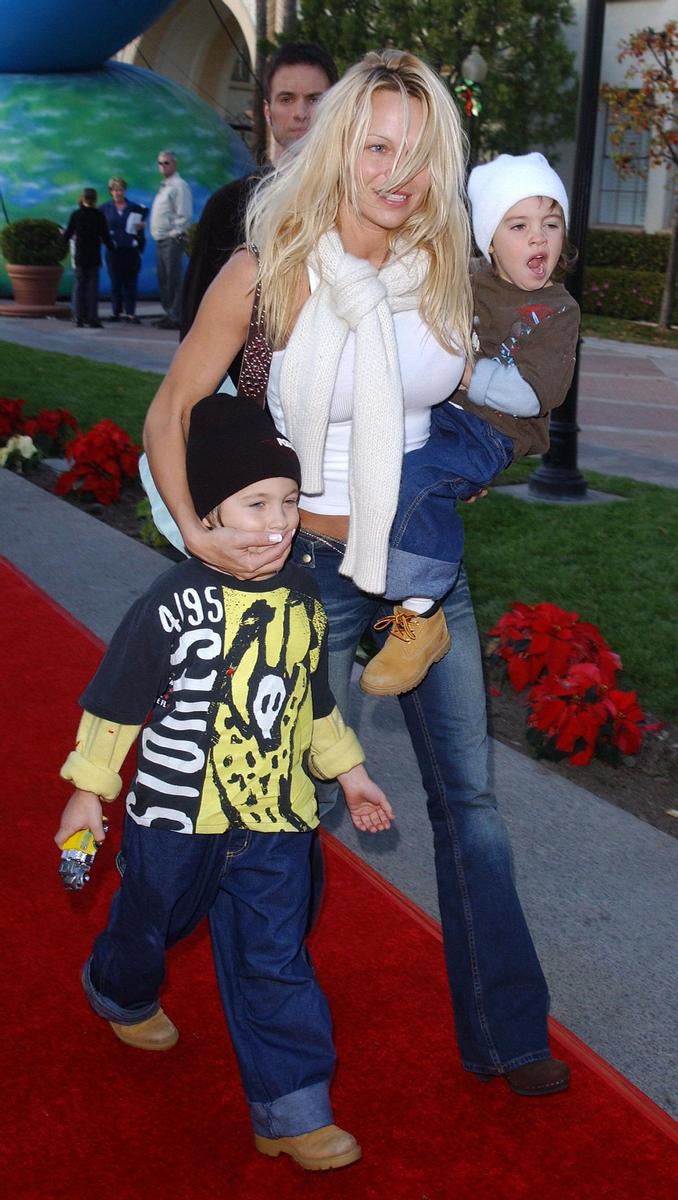 Pamela Anderson con sus hijos, Brandon y Dylan