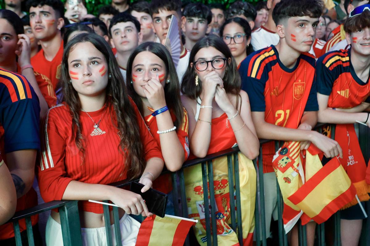 Las mejores imágenes de la afición española en la avenida Teniente Flomesta Las mejores imágenes de la afición española en la avenida Teniente Flomesta