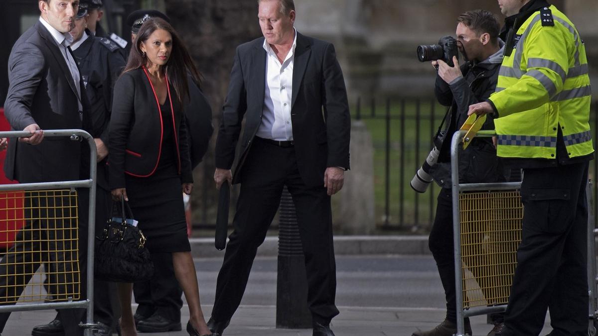 Gina Miller, la empresaria que pidió ante la justicia que el Parlamento avalara el 'brexit', llega a la última audiencia en Londres.