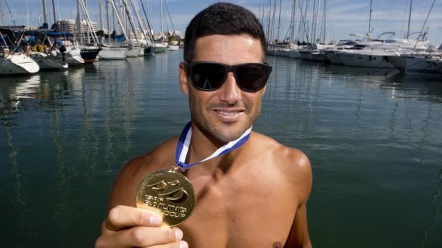 El windsurfista de Santa Pola Iván Pastor posa con una de las medallas que ha logrado a lo largo de su carrera deportiva.