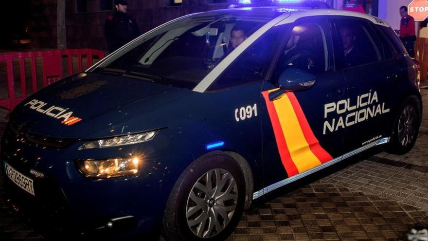 Un coche policial traslada a dos de los acusados.