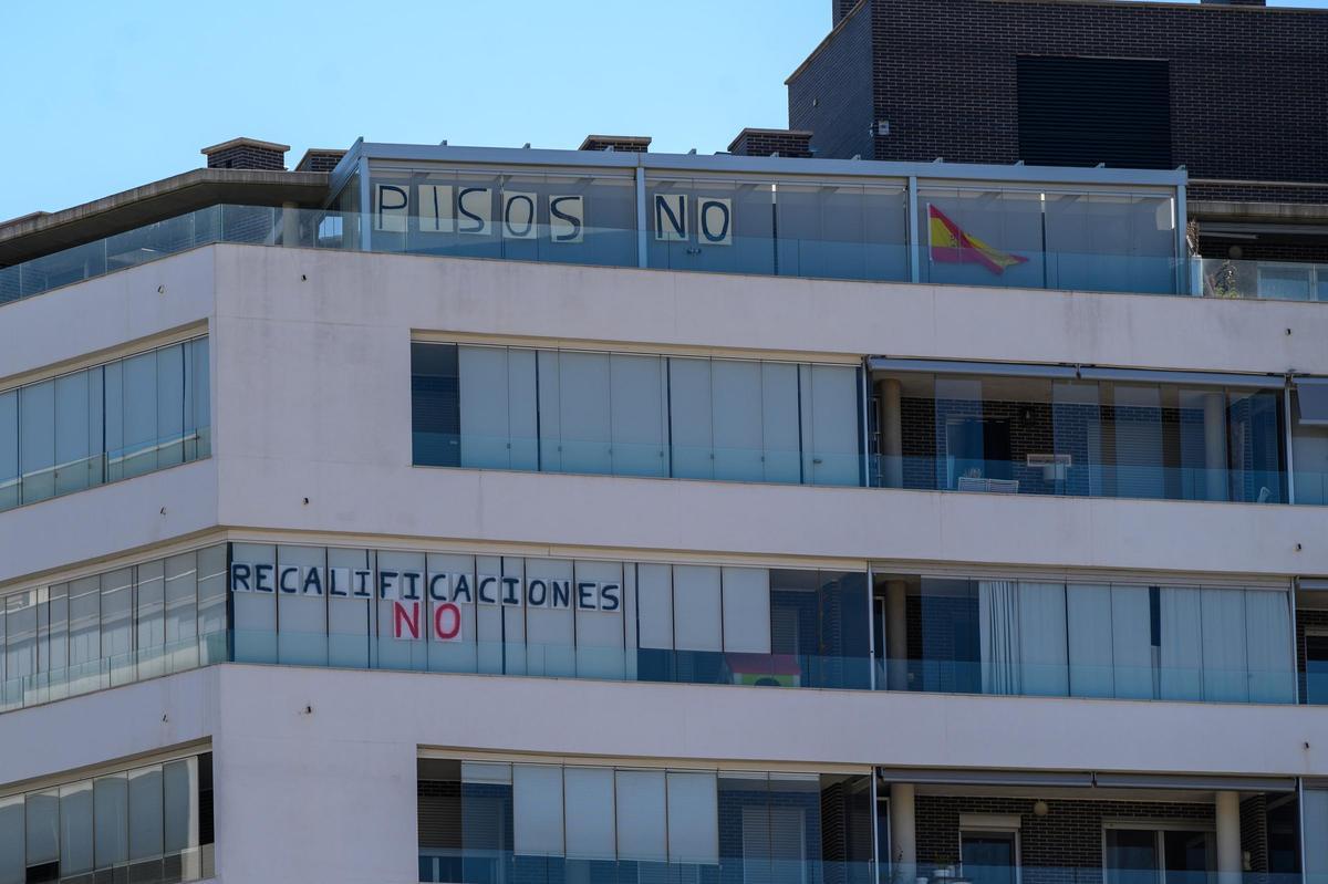 Carteles contra la construcción de pisos en solares de equipamientos.