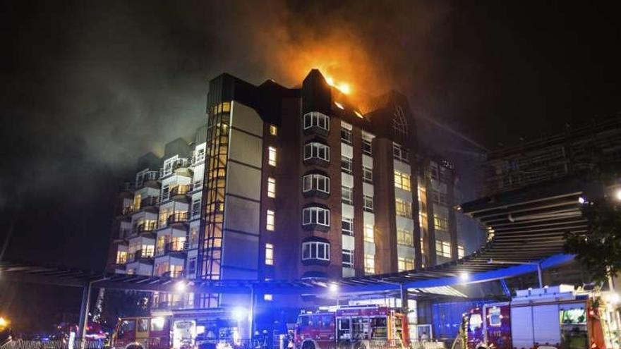 Vista del fuego que sobresale por la parte superior del hospital.
