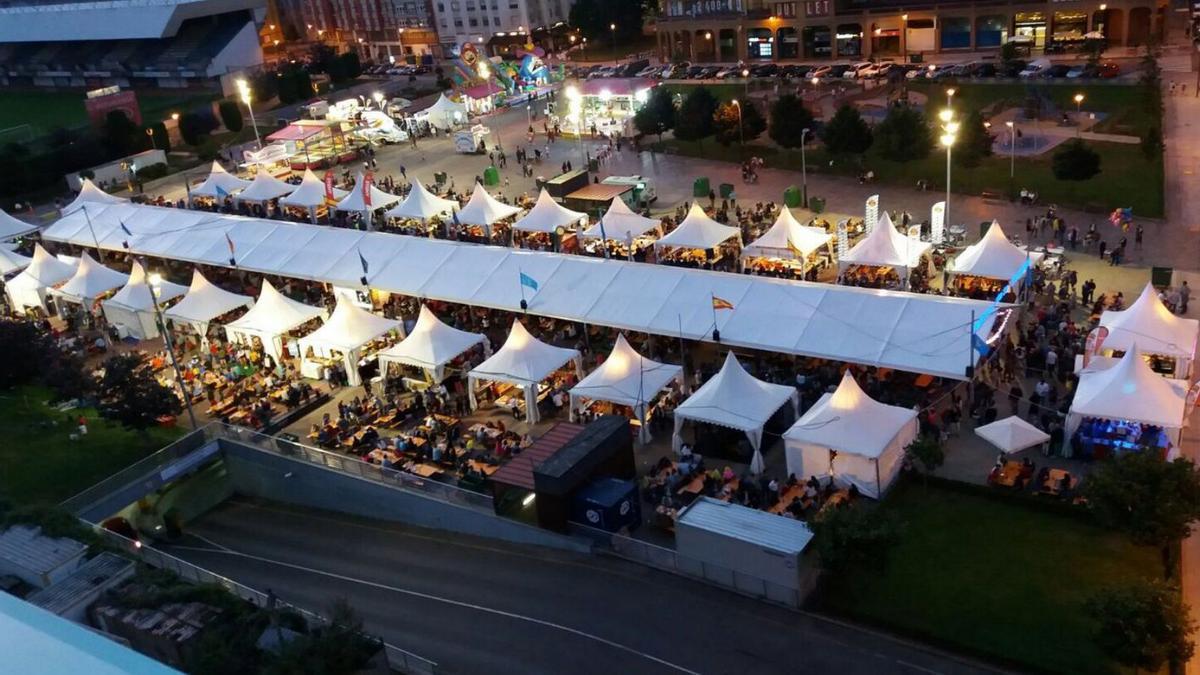 Vista aérea del Festival de la Cerveza de Avilés en una edición anterior.| Cedida a LNE