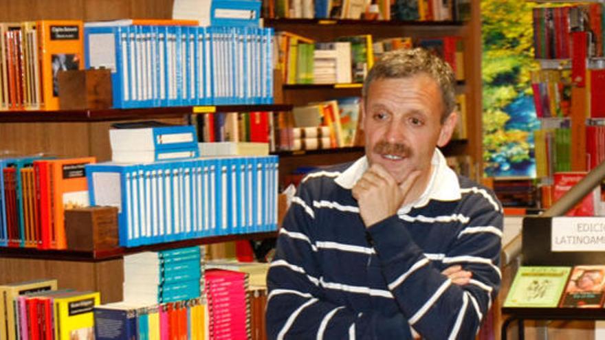 Carmelo Fernández Alcalde, durante una charla con niños en Gijón.