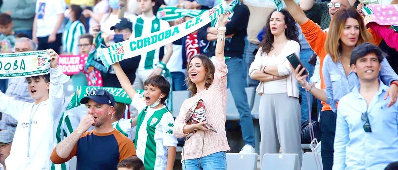 La afición del Córdoba CF, animando en El Arcángel.