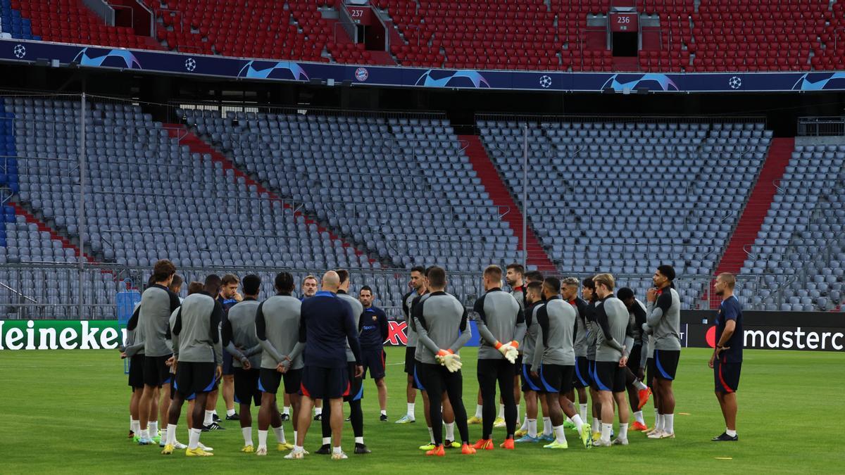 Xavi da instrucciones a sus jugadores en el Allianz Arena de Múnich.