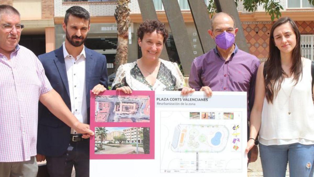 Ballester, junto a ediles y técnicos, presentó la remodelación de la plaza.  | MEDITERRÁNEO